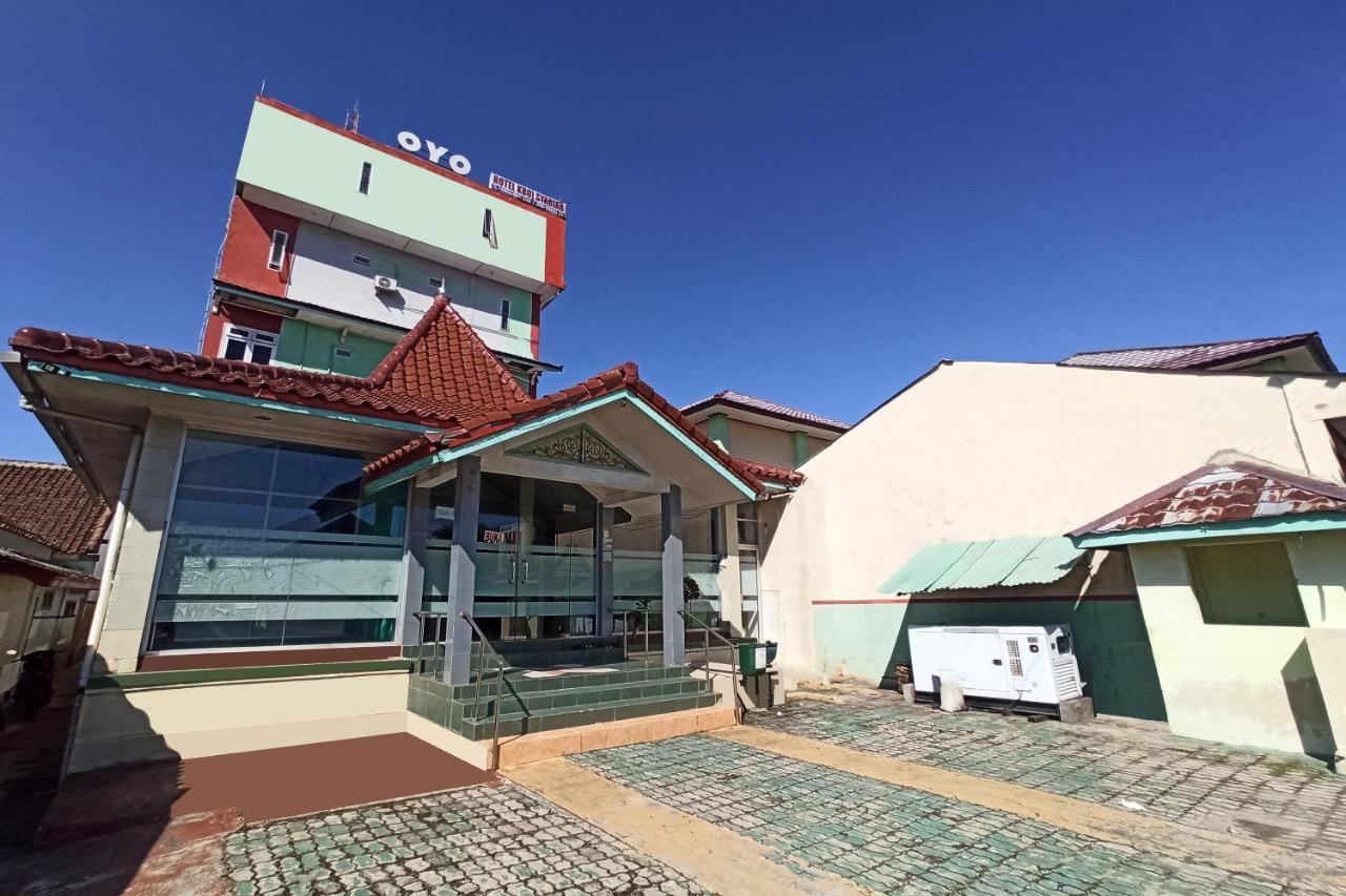 Oyo 2611 Hotel Krui Syariah Exterior photo