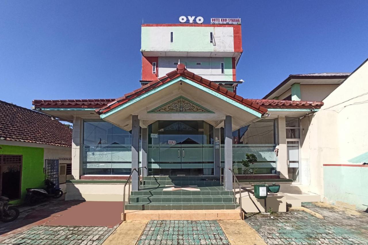 Oyo 2611 Hotel Krui Syariah Exterior photo
