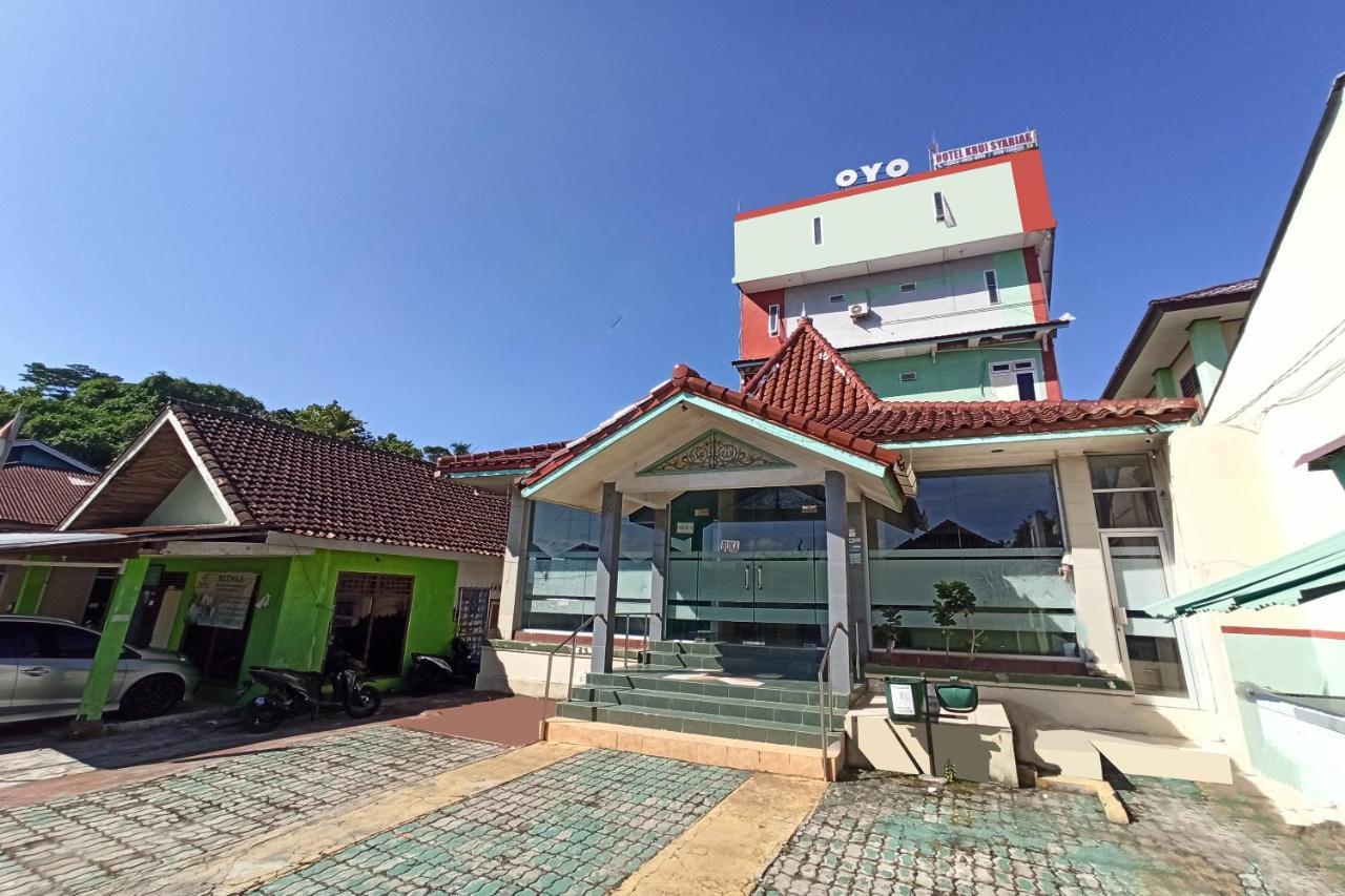 Oyo 2611 Hotel Krui Syariah Exterior photo