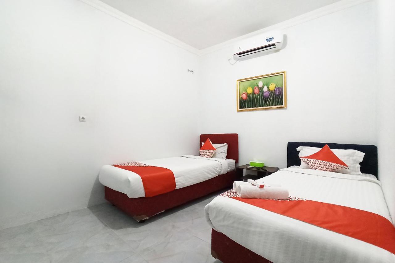 Oyo 2611 Hotel Krui Syariah Exterior photo